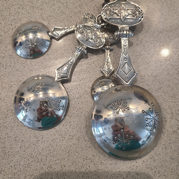 Holiday Theme Silver Measuring Spoons with Green and Red Accents - Picture 5 of 6